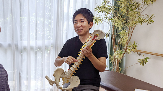 女性特有の背骨の湾曲